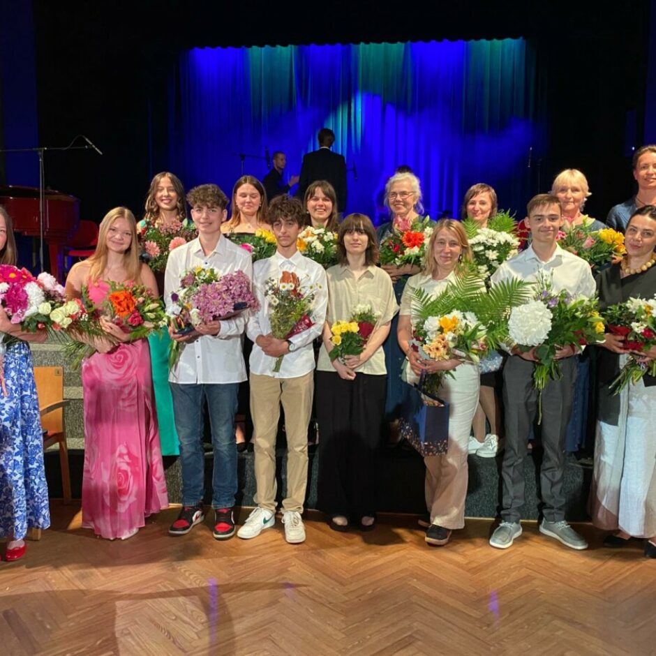 Mākslas nodaļas absolventi