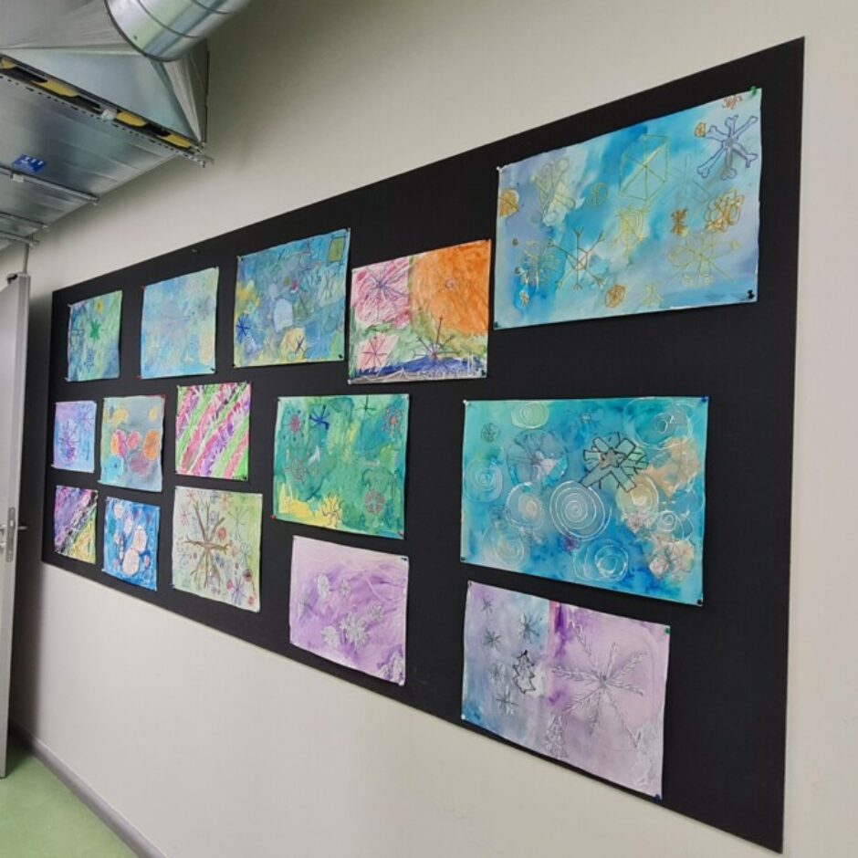 sniegpārslu glezniņu izstādē