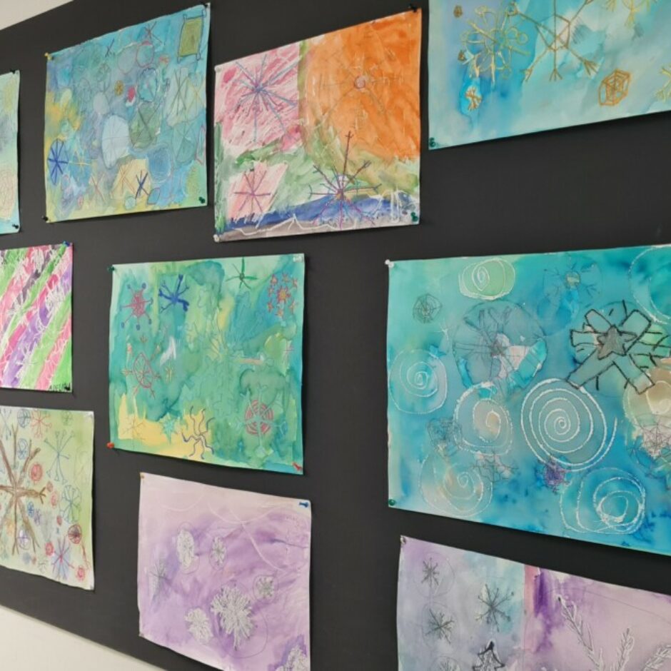 sniegpārslu glezniņu izstādē