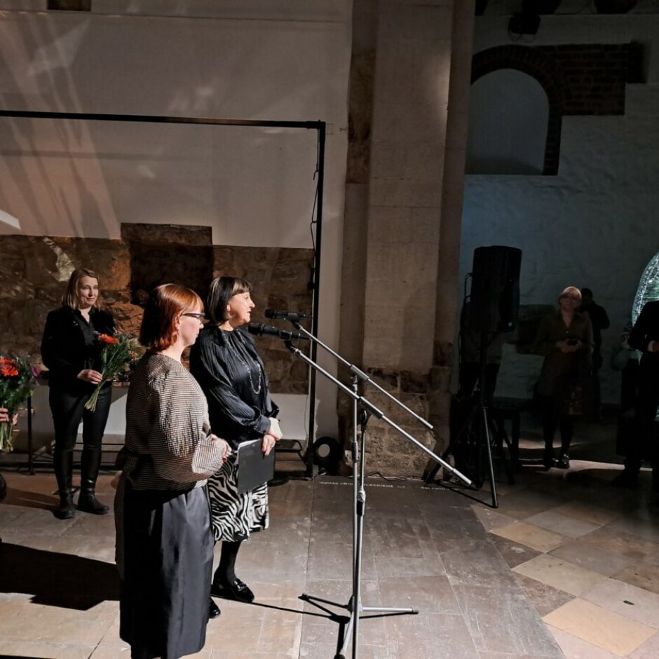 Bārbalas Gulbes dalību kā kuratorei un stikla māksliniecei izstādē 