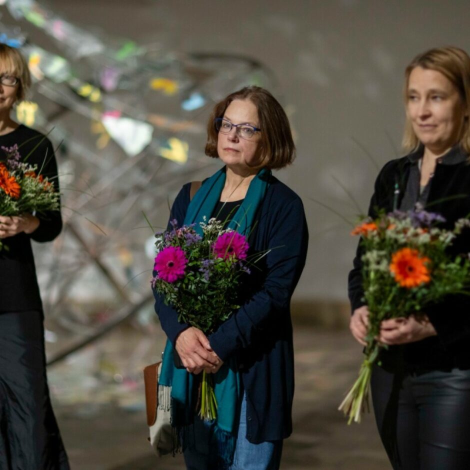 Bārbalas Gulbes dalību kā kuratorei un stikla māksliniecei izstādē 