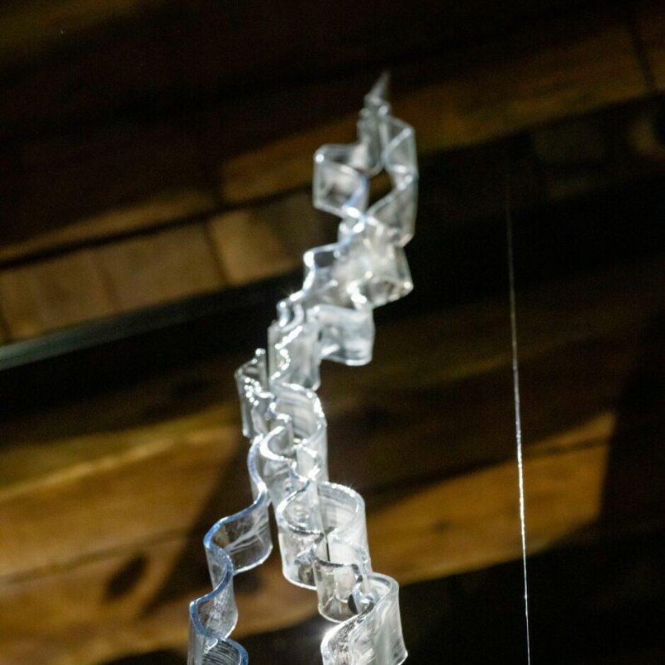 Bārbalas Gulbes dalību kā kuratorei un stikla māksliniecei izstādē 