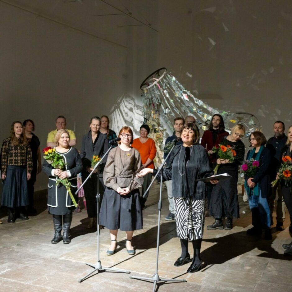 Bārbalas Gulbes dalību kā kuratorei un stikla māksliniecei izstādē 