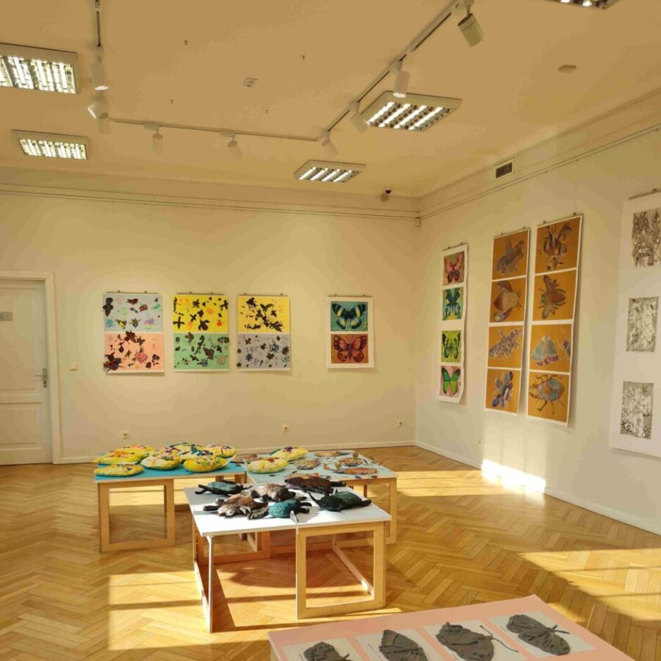 telpa ar mākslas darbiem