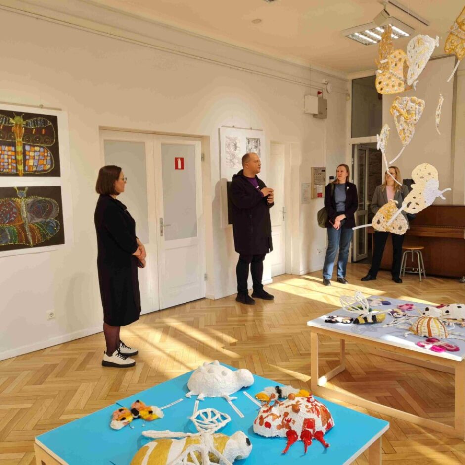 mākslas telpas apmeklētāji