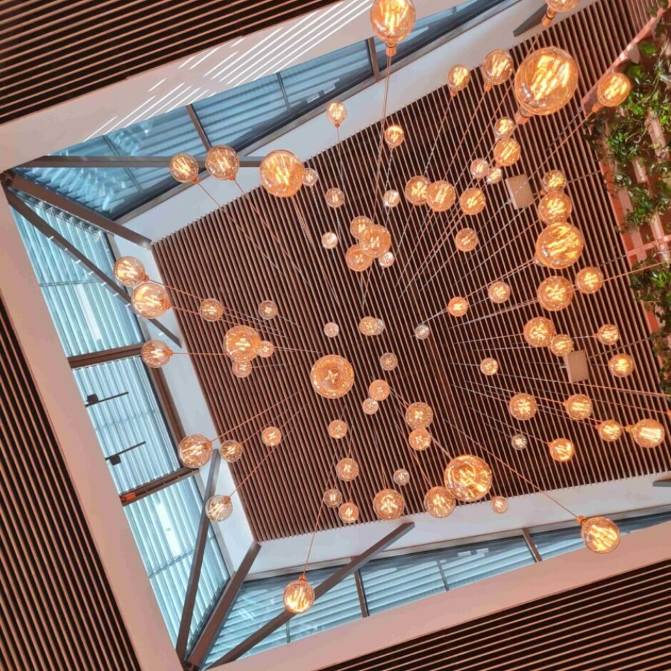 kāpņu telpas noformējums ar spuldzītēm