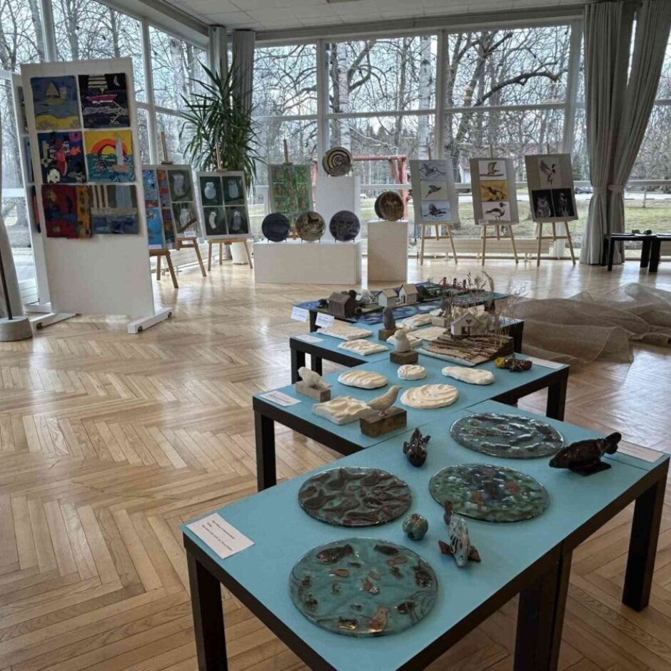 mākslas darbu izstāde zālē