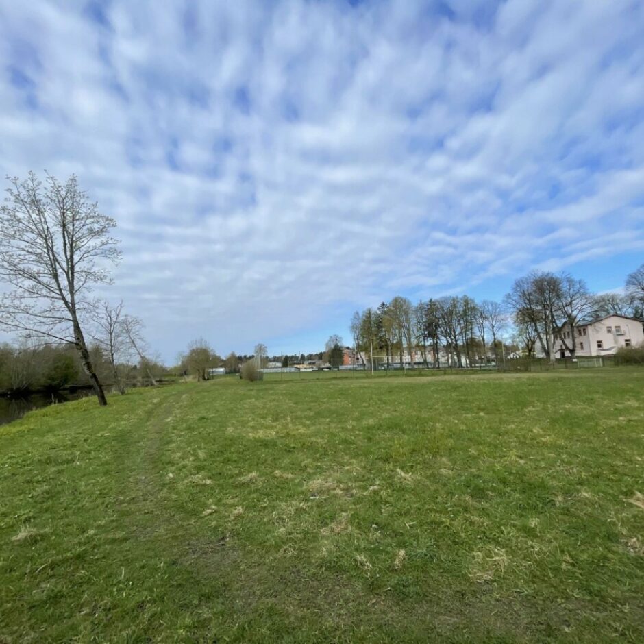 pie Juglas upes, skats uz mūzikas skolu