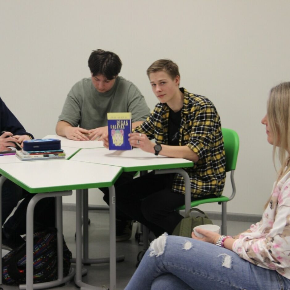 saruna ar grāmatas autori