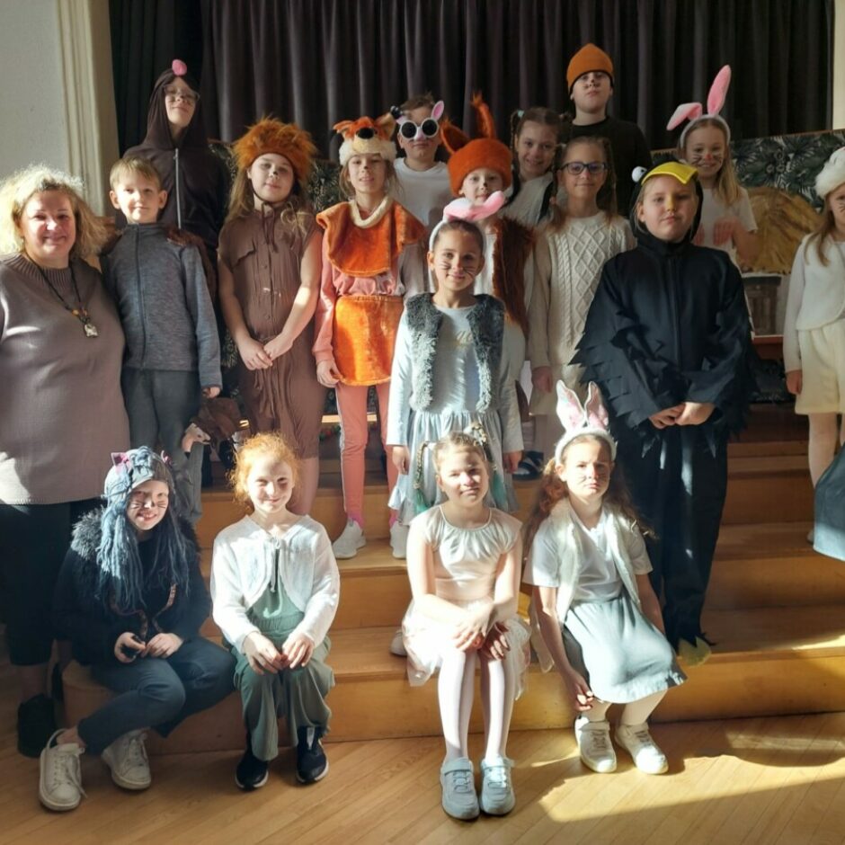 Teātra aktieri ar vadītāju