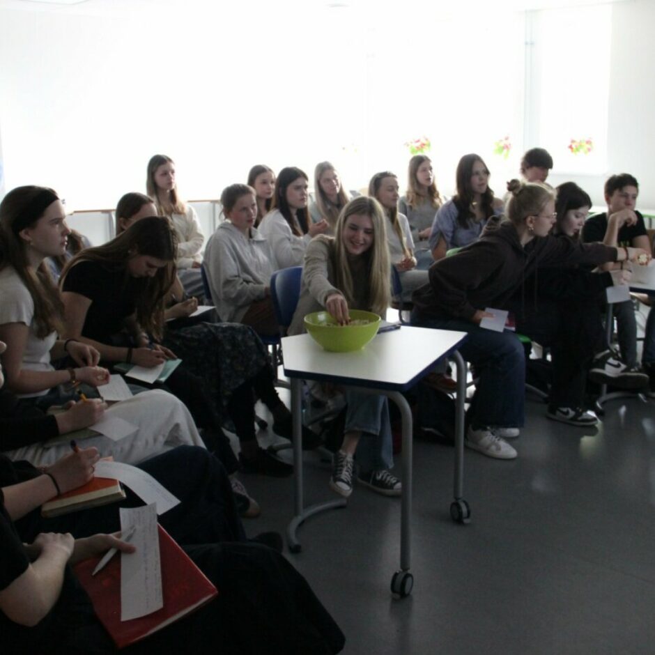 9.b skatās iestudējumu