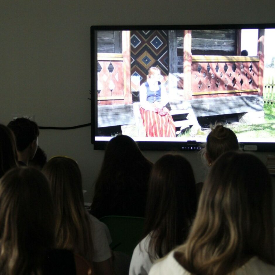 9.b skatās iestudējumu