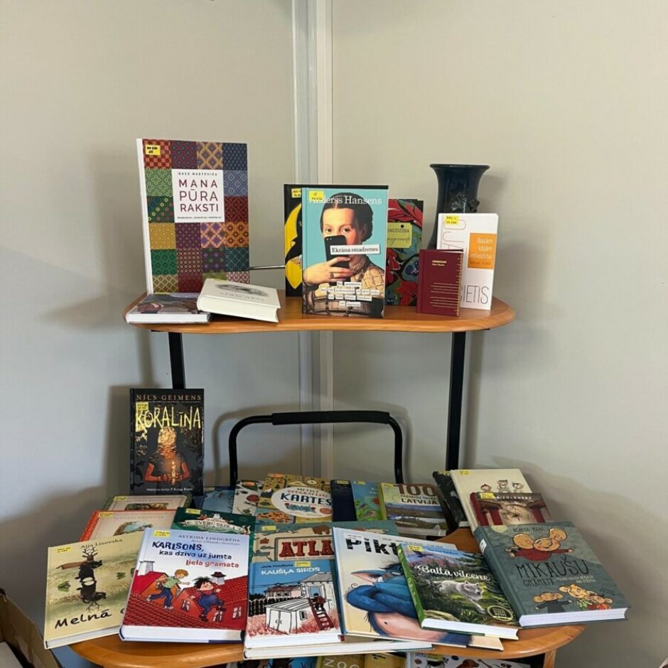 jaunāko grāmatu stends bibliotekā