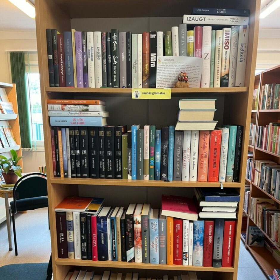 grāmatu stends bibliotekā