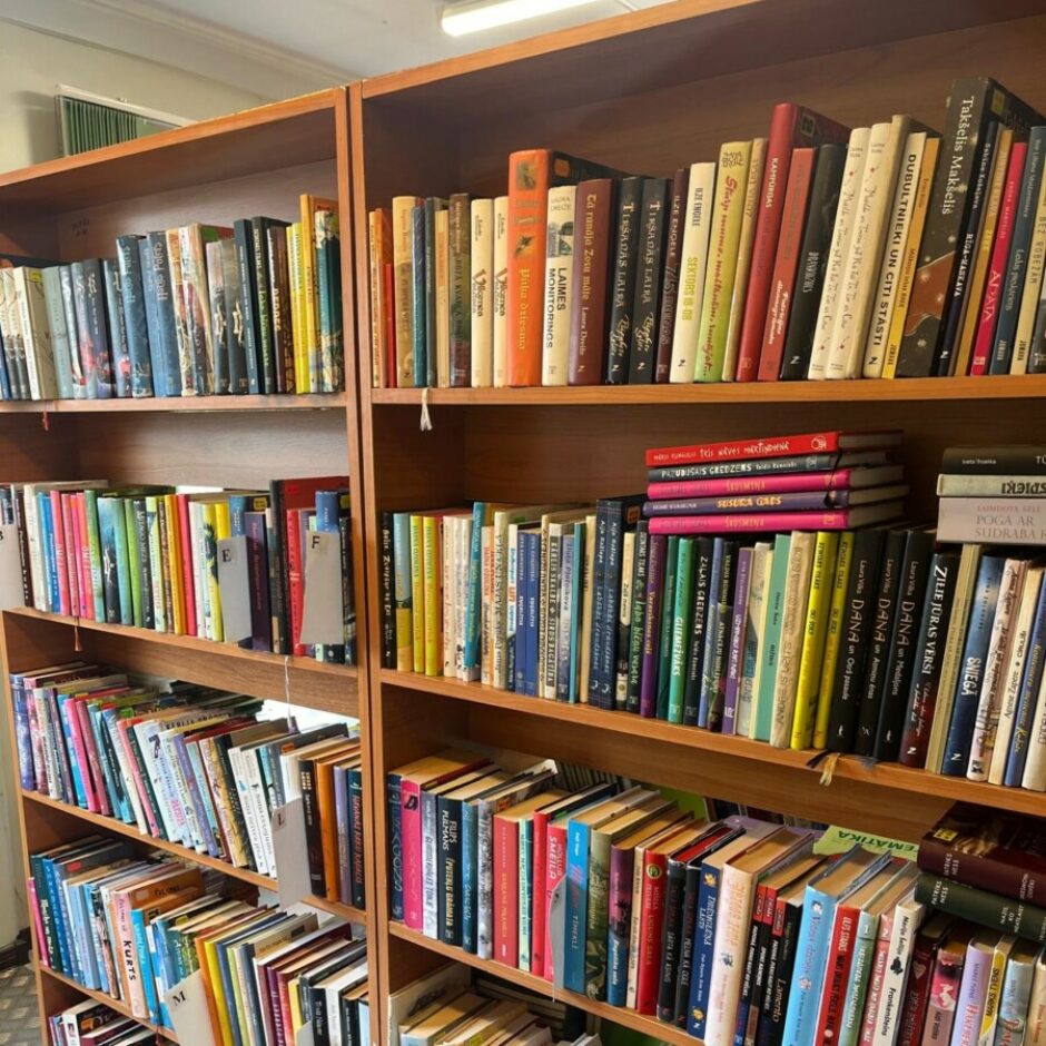 grāmatu stends bibliotekā