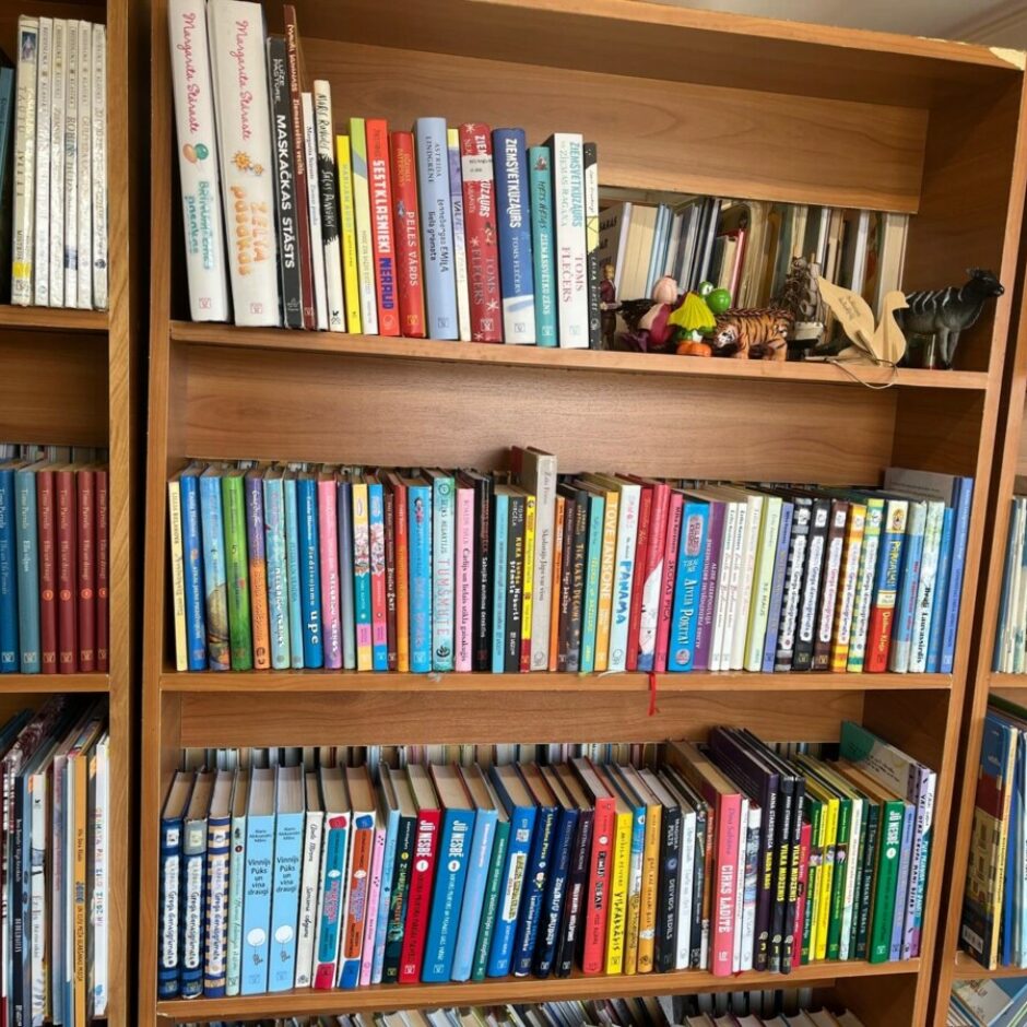 grāmatu stends bibliotekā