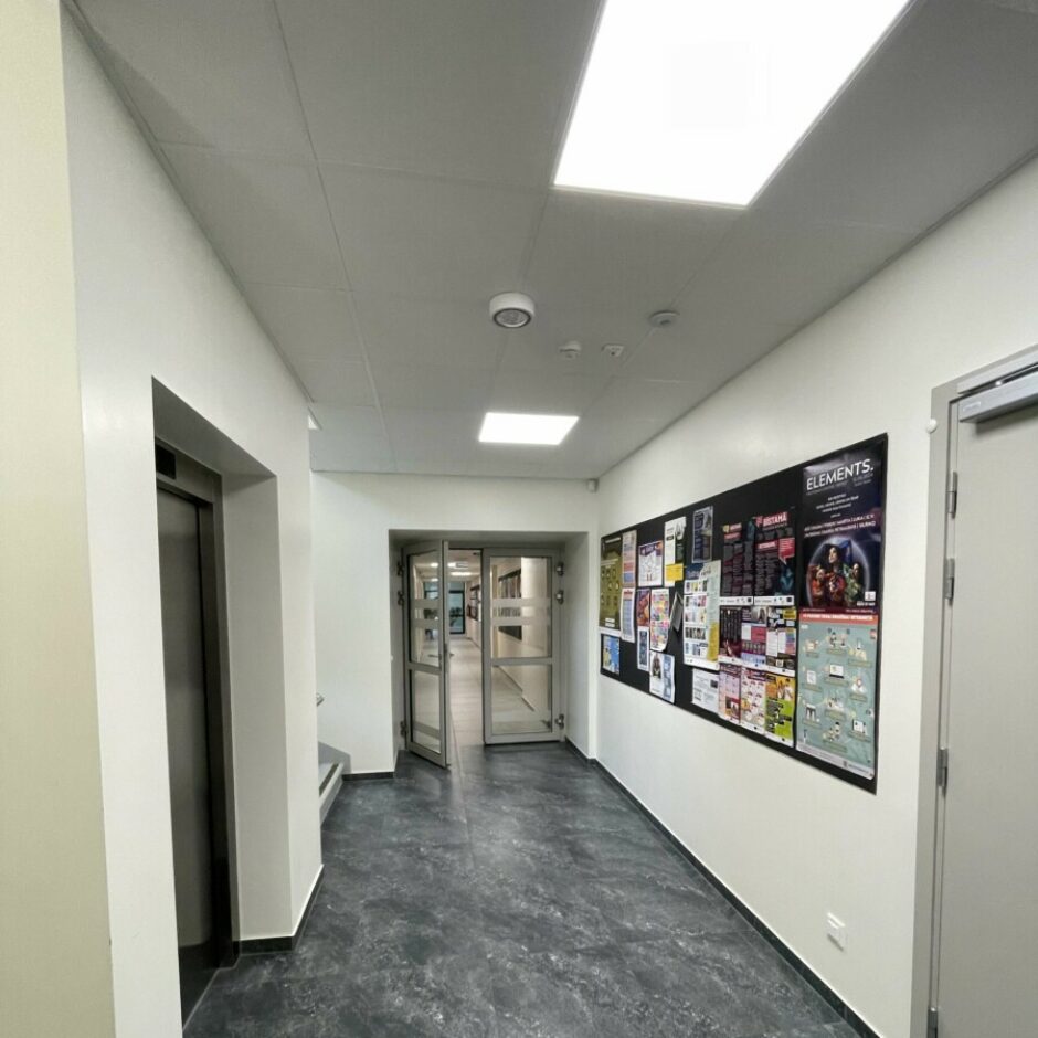 kāpņu telpa pamatskolas korpusā