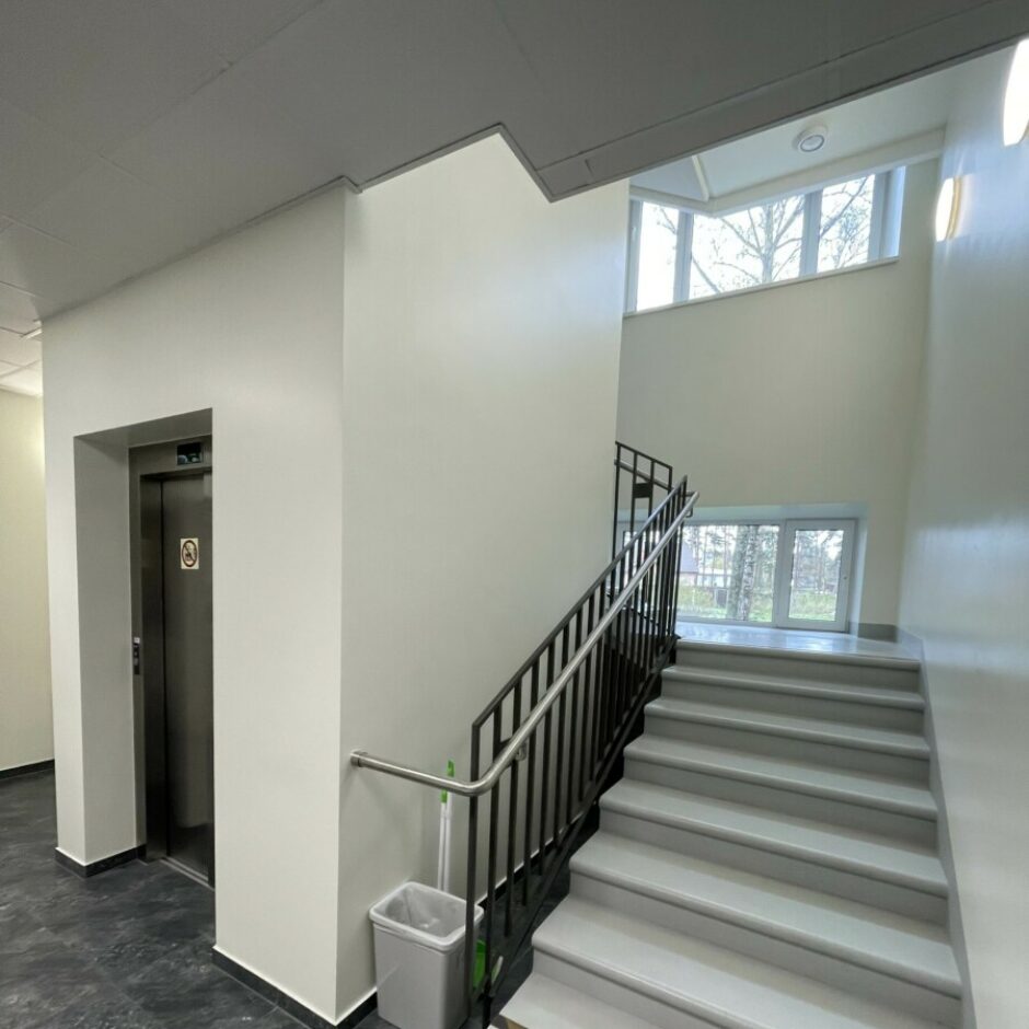 kāpņu telpa pamatskolas korpusā