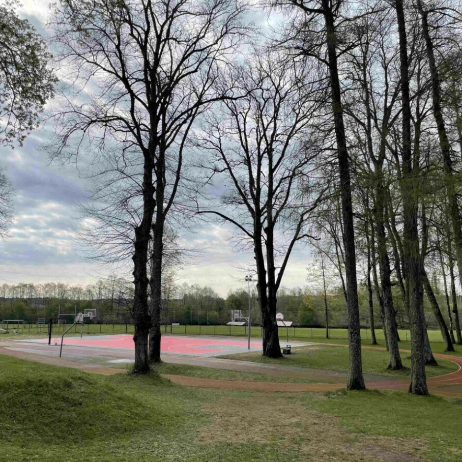 basketbola laukums muižas parkā