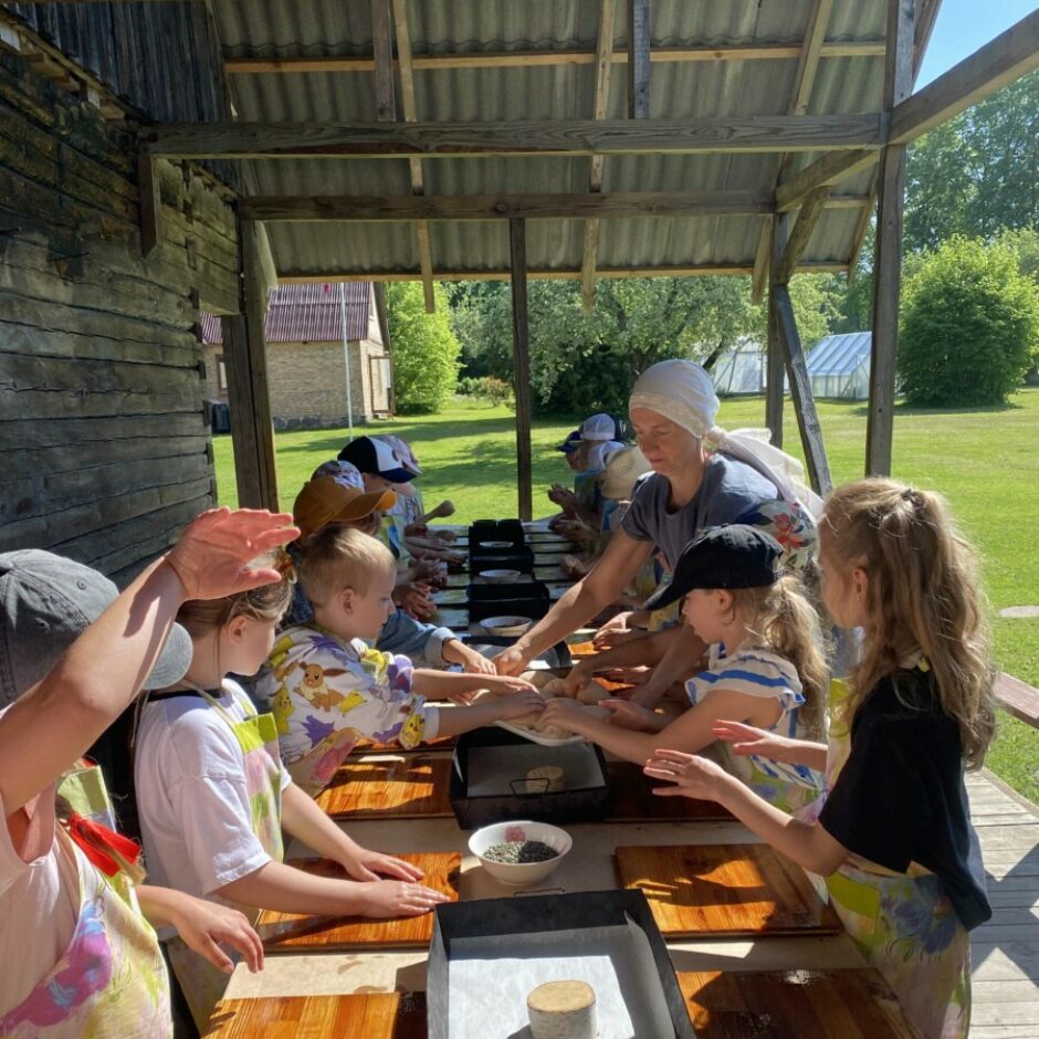 klases ekskursija uz maizes māju