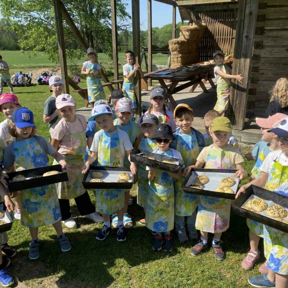 klases ekskursija uz maizes māju