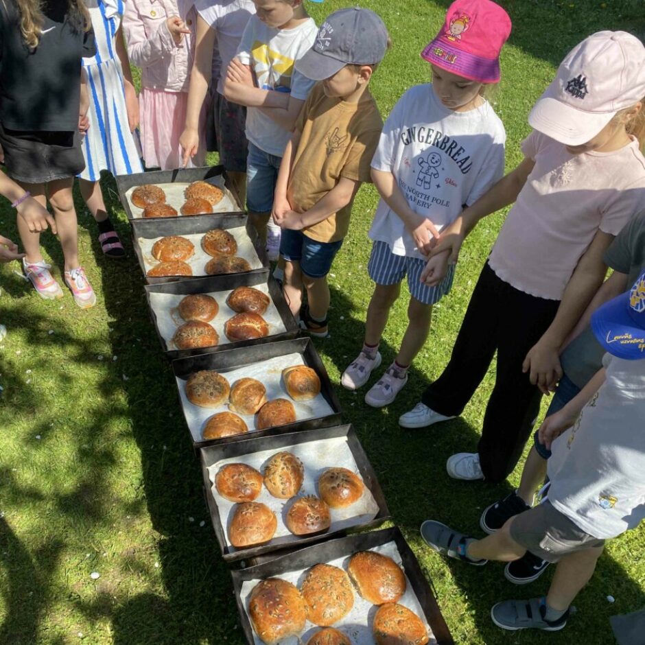 klases ekskursija uz maizes māju