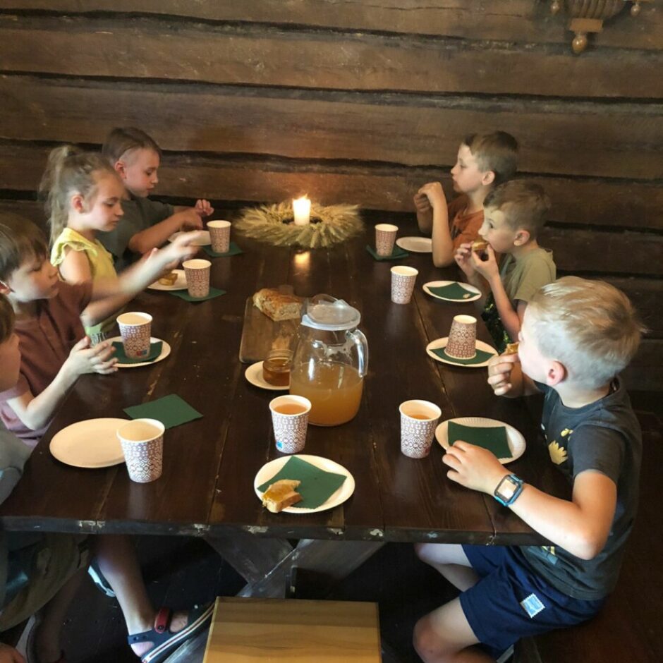 klases ekskursija uz maizes māju