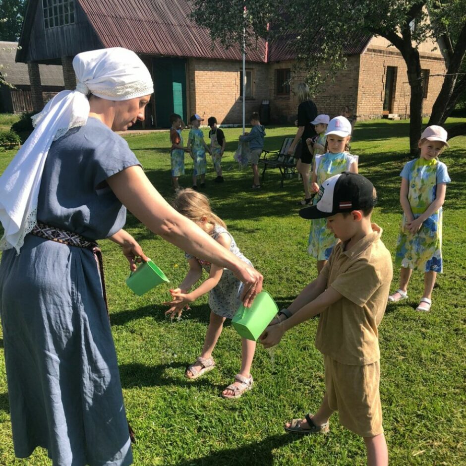 klases ekskursija uz maizes māju