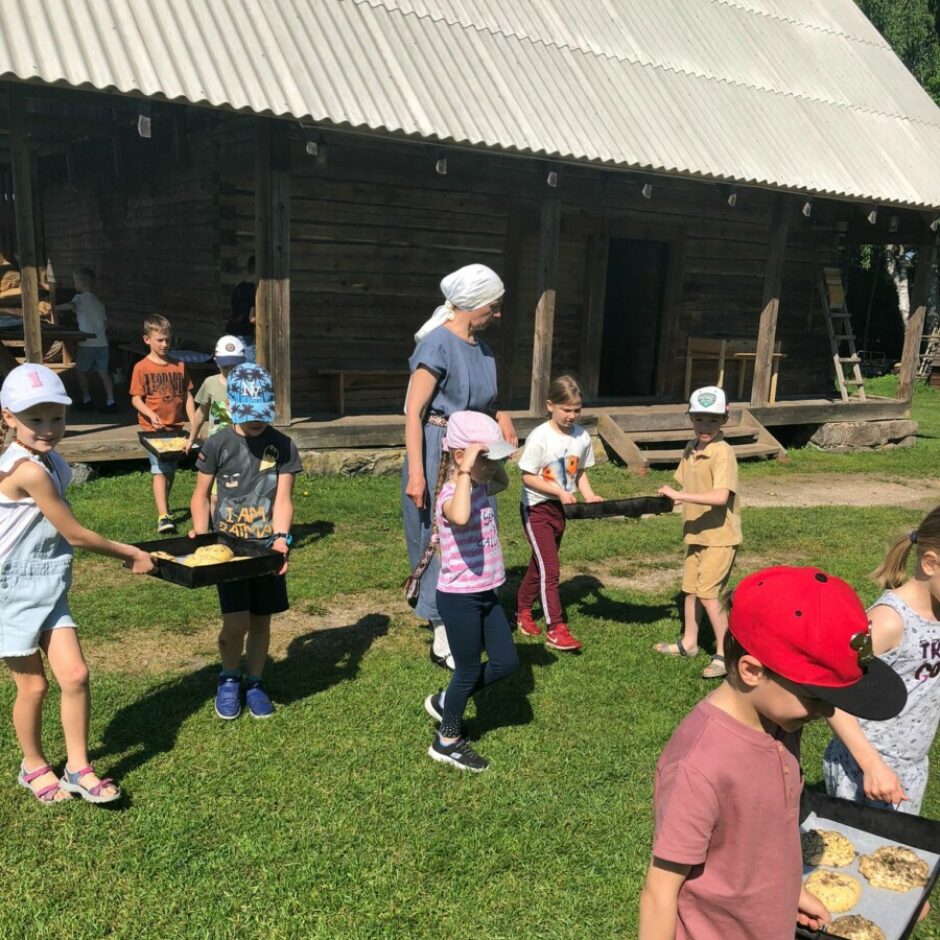 klases ekskursija uz maizes māju