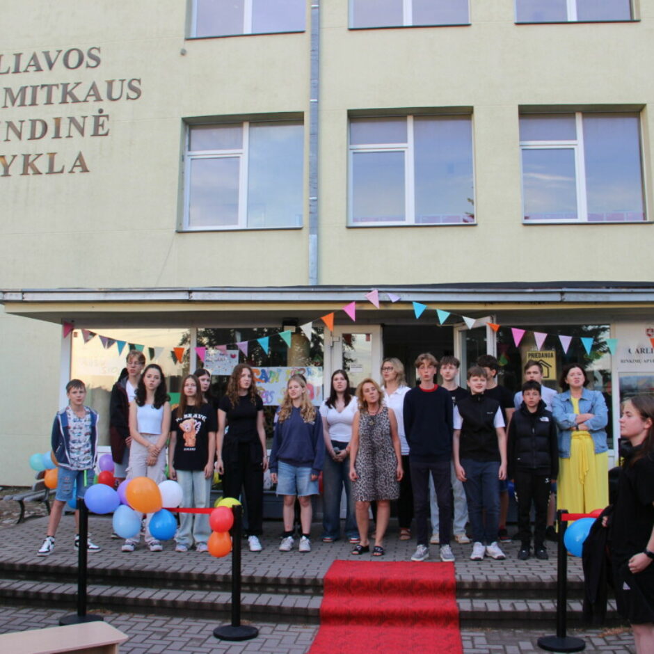 projekta dalībnieki pie skolas