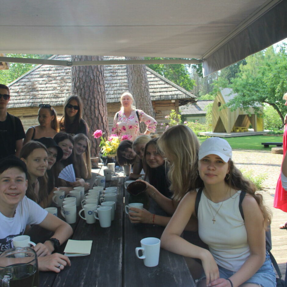 9.b klase I.Ziedoņa muzejā, pikniks ar audzinātāju Zintu