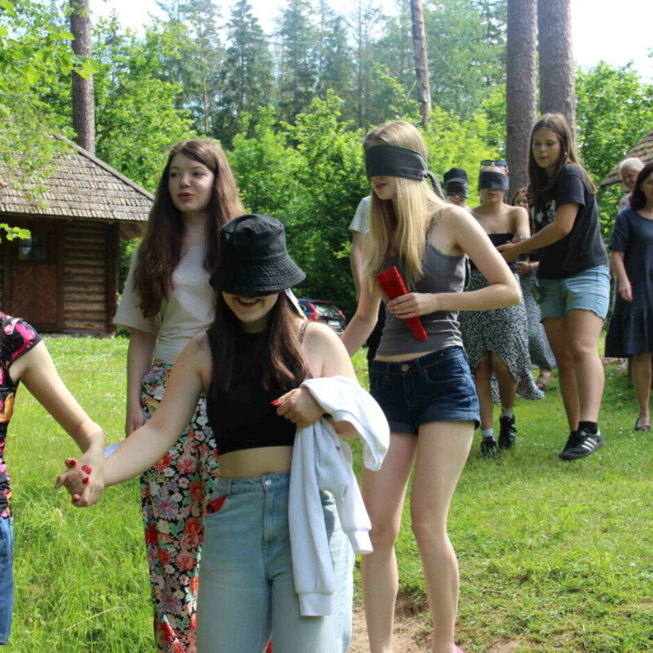 9.b klase I.Ziedoņa muzejā, aktivitātes laikā