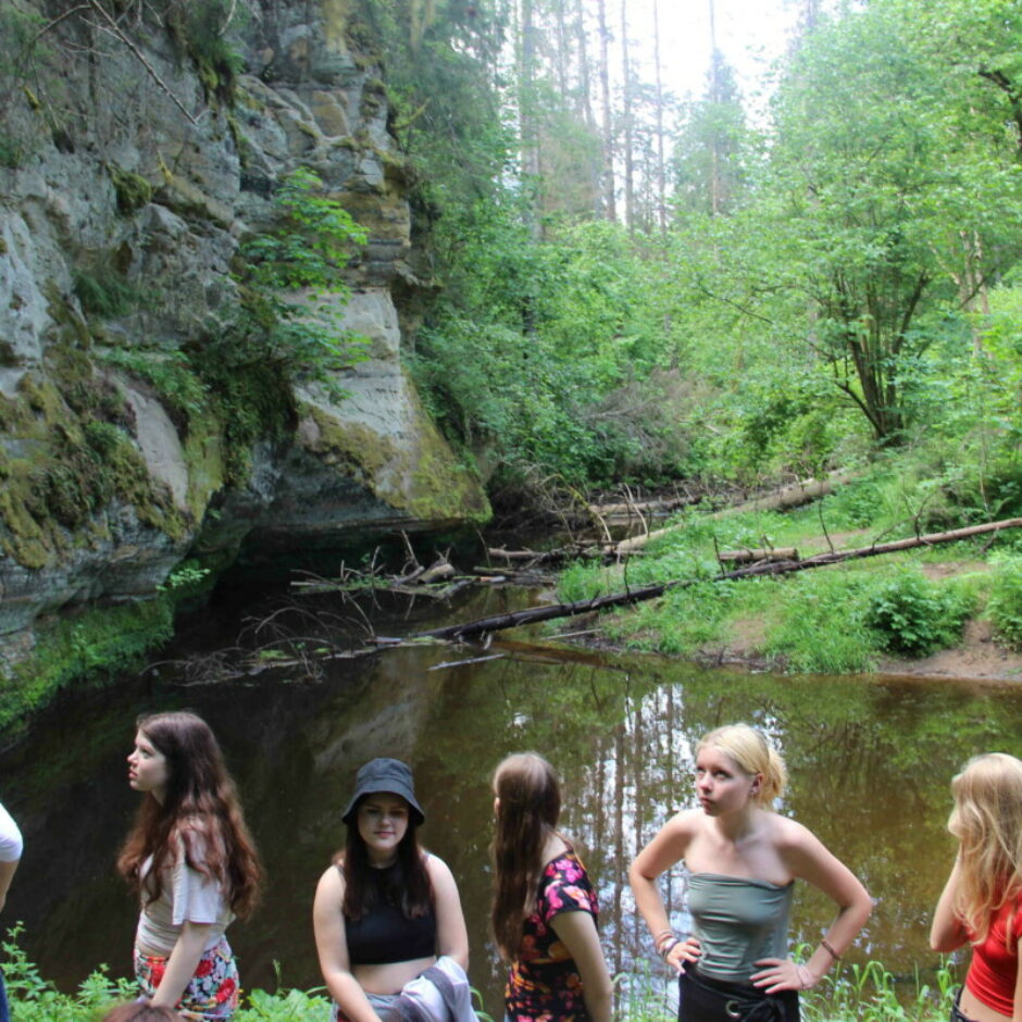 9.b klase I.Ziedoņa muzejā, pie upes