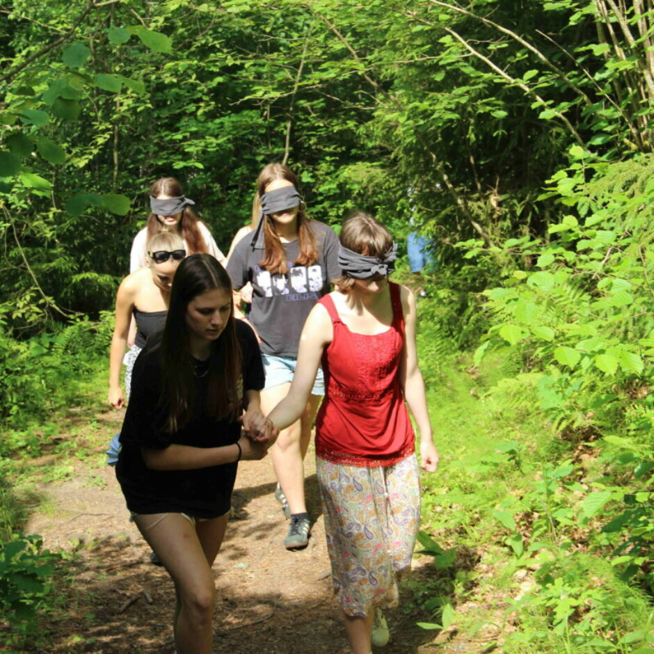 9.b klase I.Ziedoņa muzejā, veicot uzdevumu