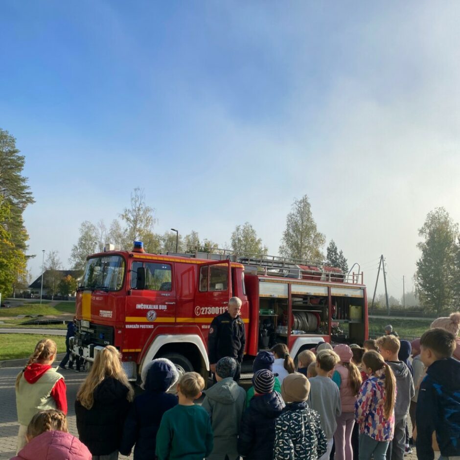 1.a pie ugunsdzēsēju auto