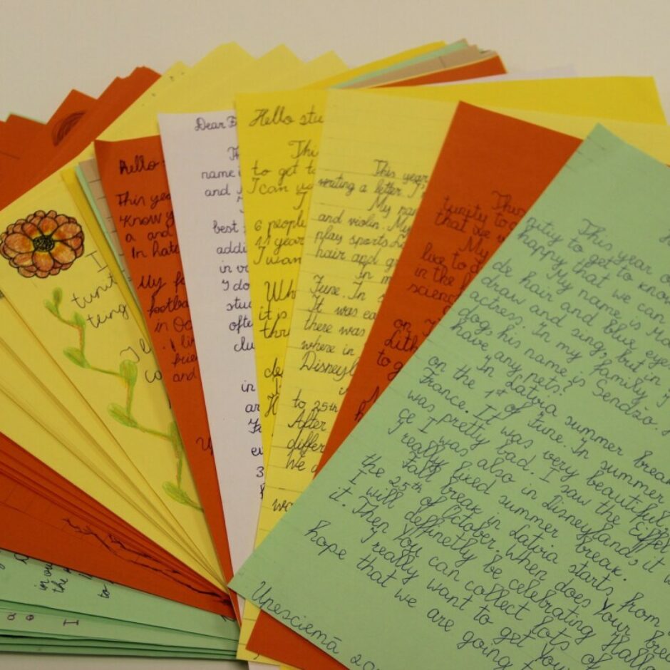 skolēni raksta vēstules