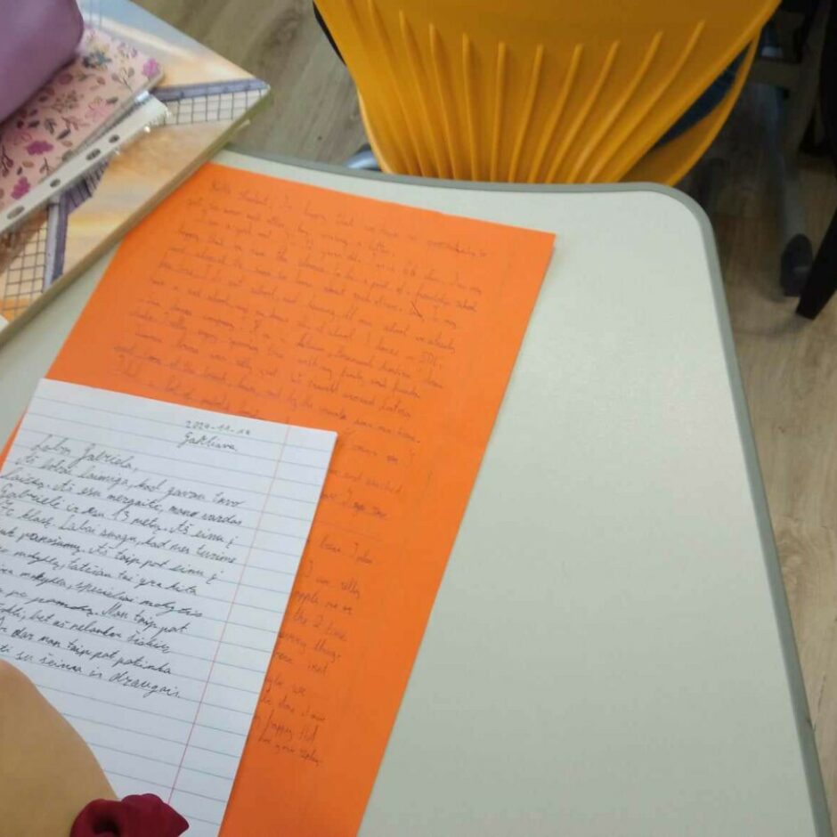 skolēni raksta vēstules