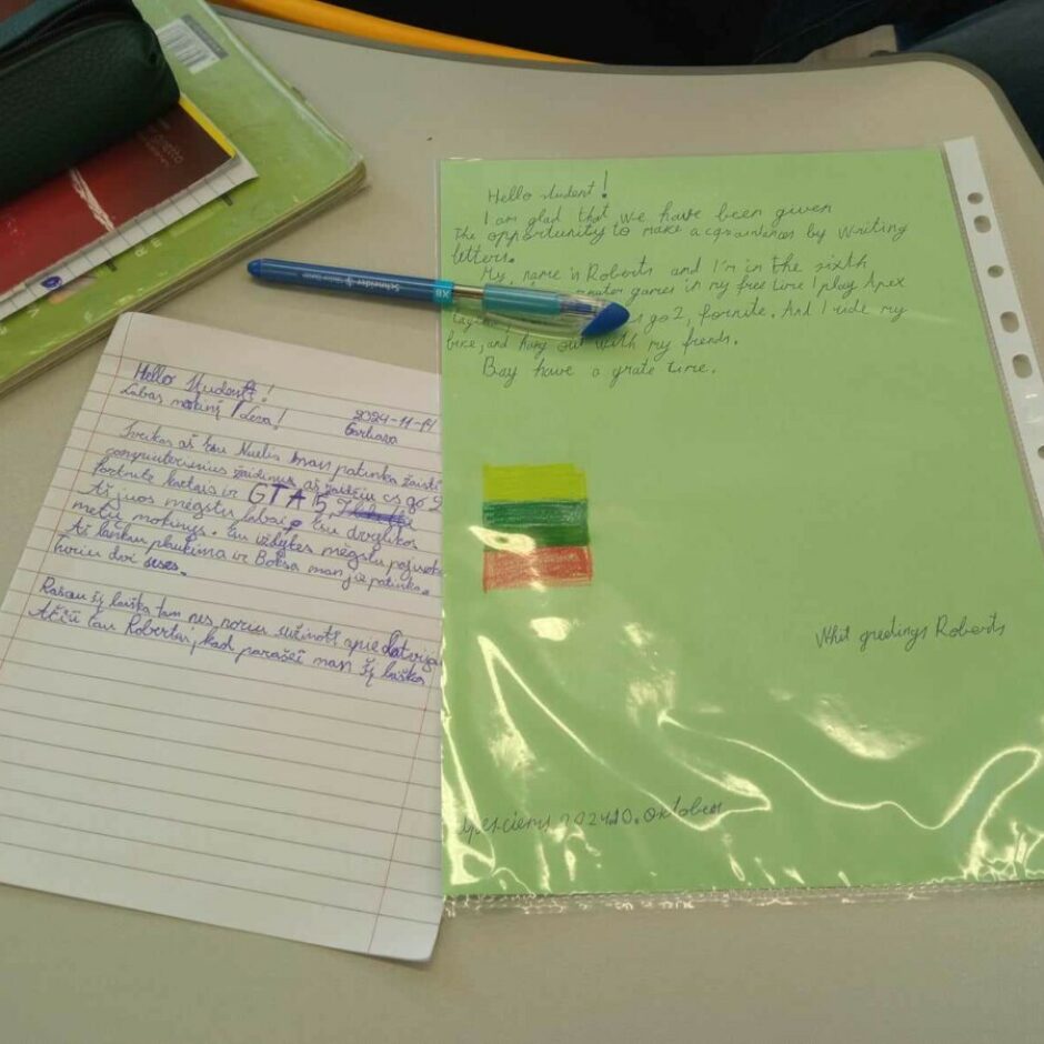 skolēni raksta vēstules