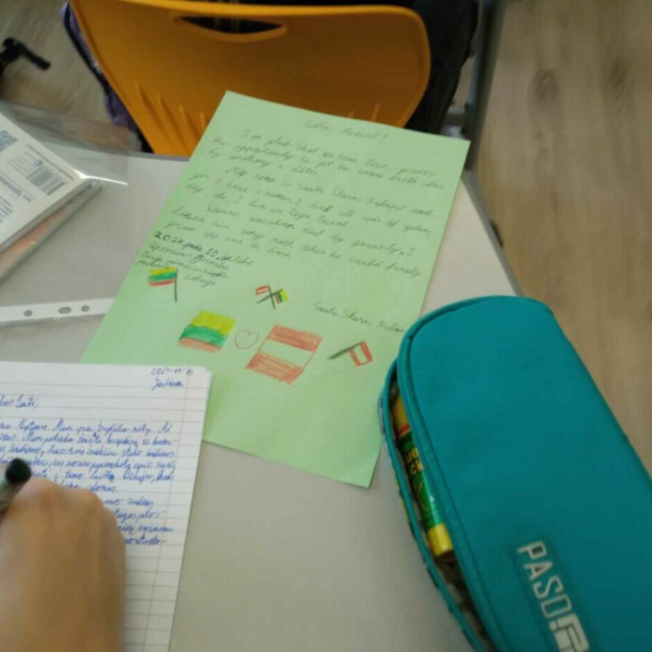 skolēni raksta vēstules