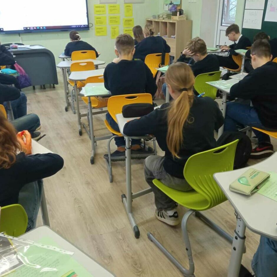 skolēni raksta vēstules