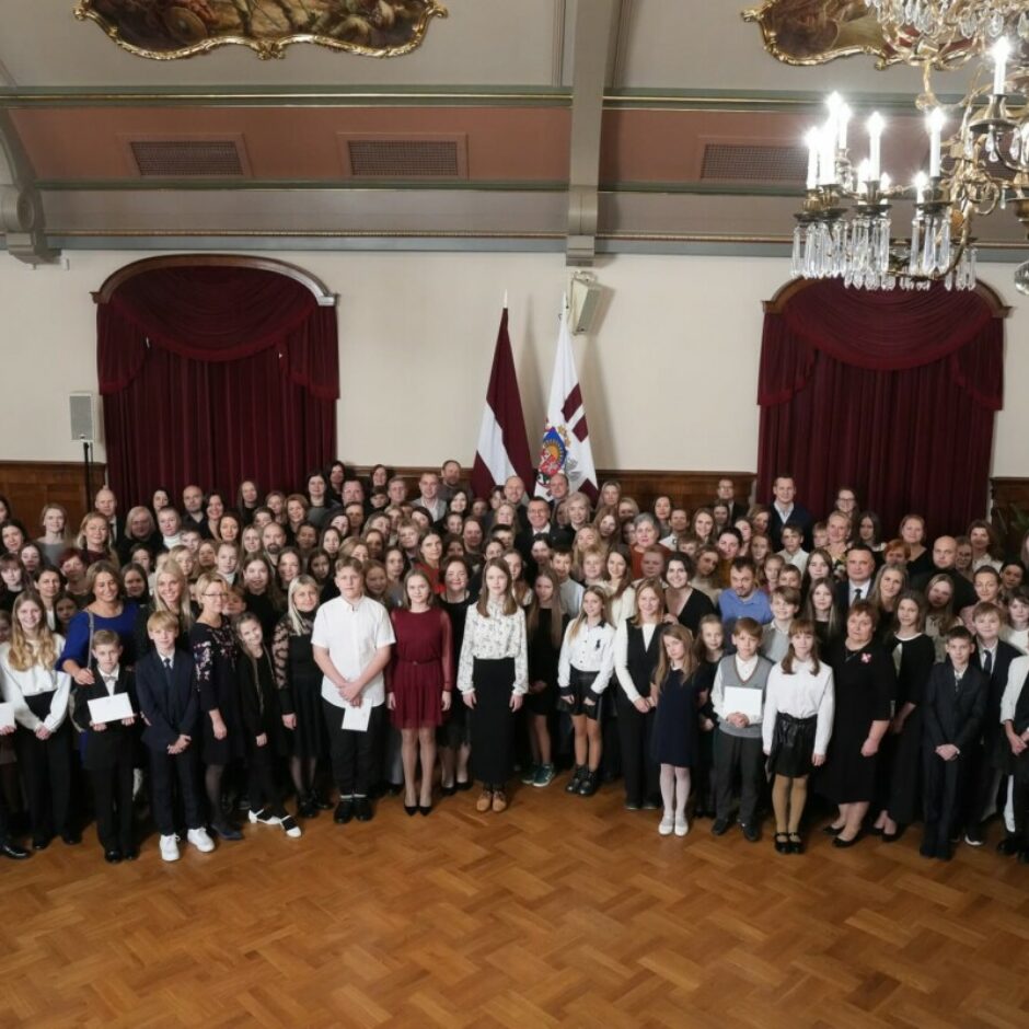 Rīgas pilī viesojās Latvijas Republikas proklamēšanas 106.gadadienai veltītā skolēnu radošo darbu konkursa dalībnieki