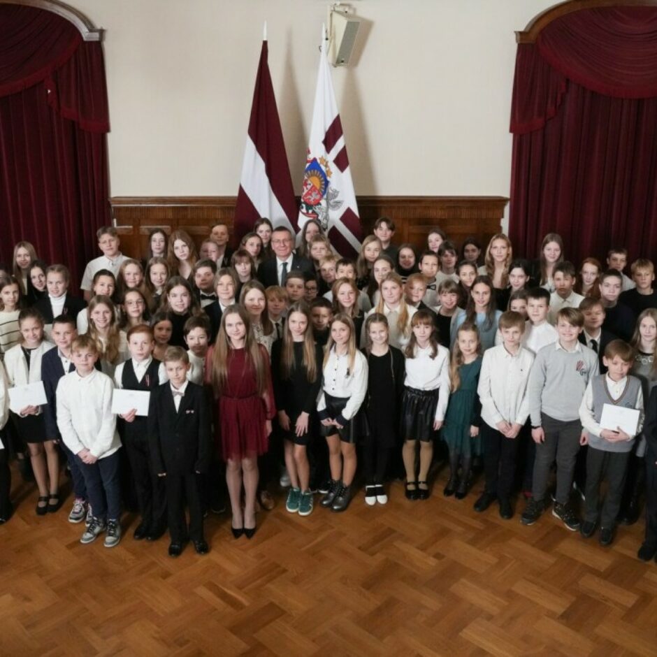 Rīgas pilī viesojās Latvijas Republikas proklamēšanas 106.gadadienai veltītā skolēnu radošo darbu konkursa dalībnieki