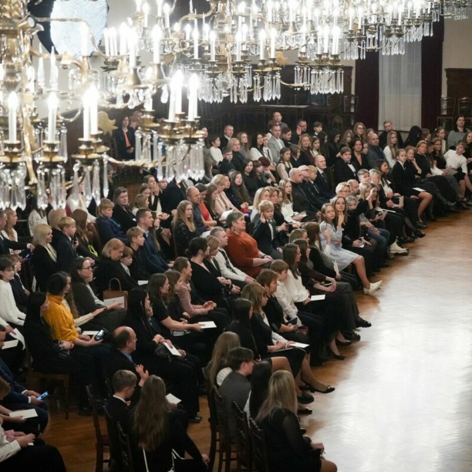 Rīgas pilī viesojās Latvijas Republikas proklamēšanas 106.gadadienai veltītā skolēnu radošo darbu konkursa dalībnieki