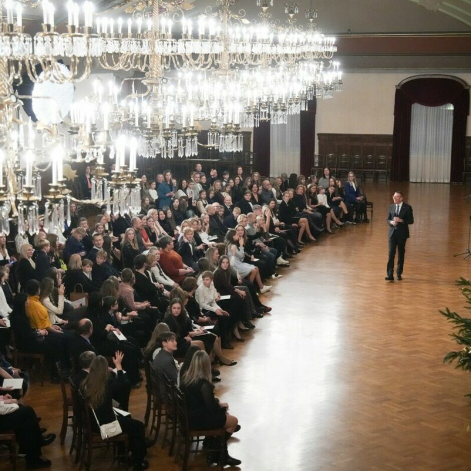 Rīgas pilī viesojās Latvijas Republikas proklamēšanas 106.gadadienai veltītā skolēnu radošo darbu konkursa dalībnieki