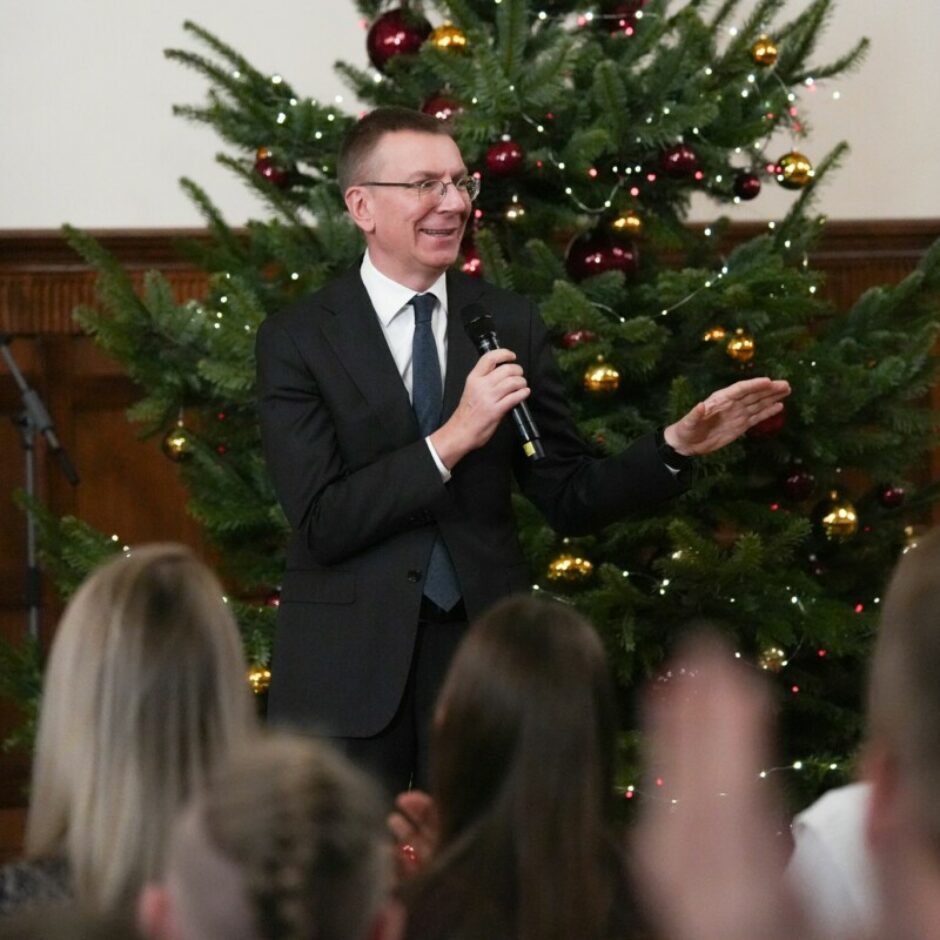 Rīgas pilī viesojās Latvijas Republikas proklamēšanas 106.gadadienai veltītā skolēnu radošo darbu konkursa dalībnieki