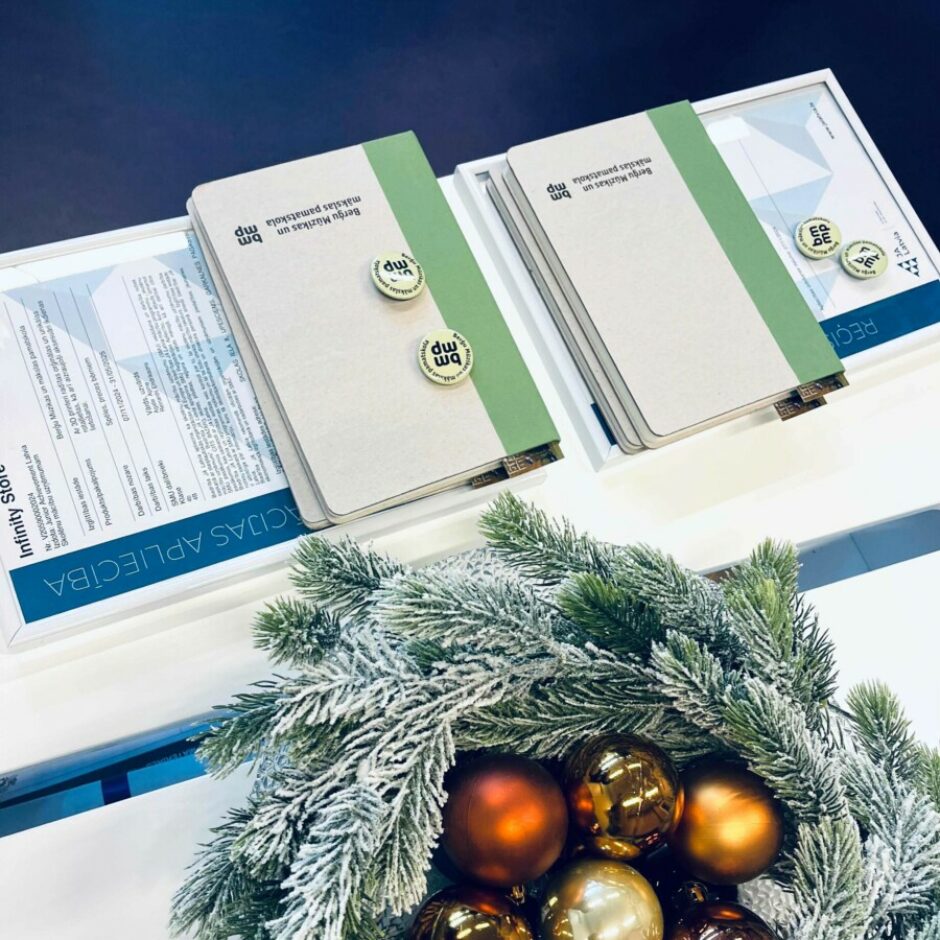 SMU pārstāvji saņem apliecības