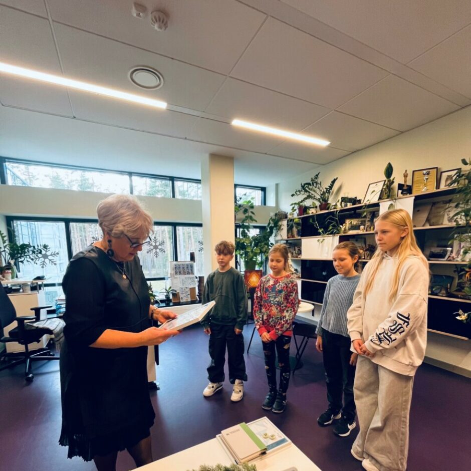 SMU pārstāvji saņem apliecības