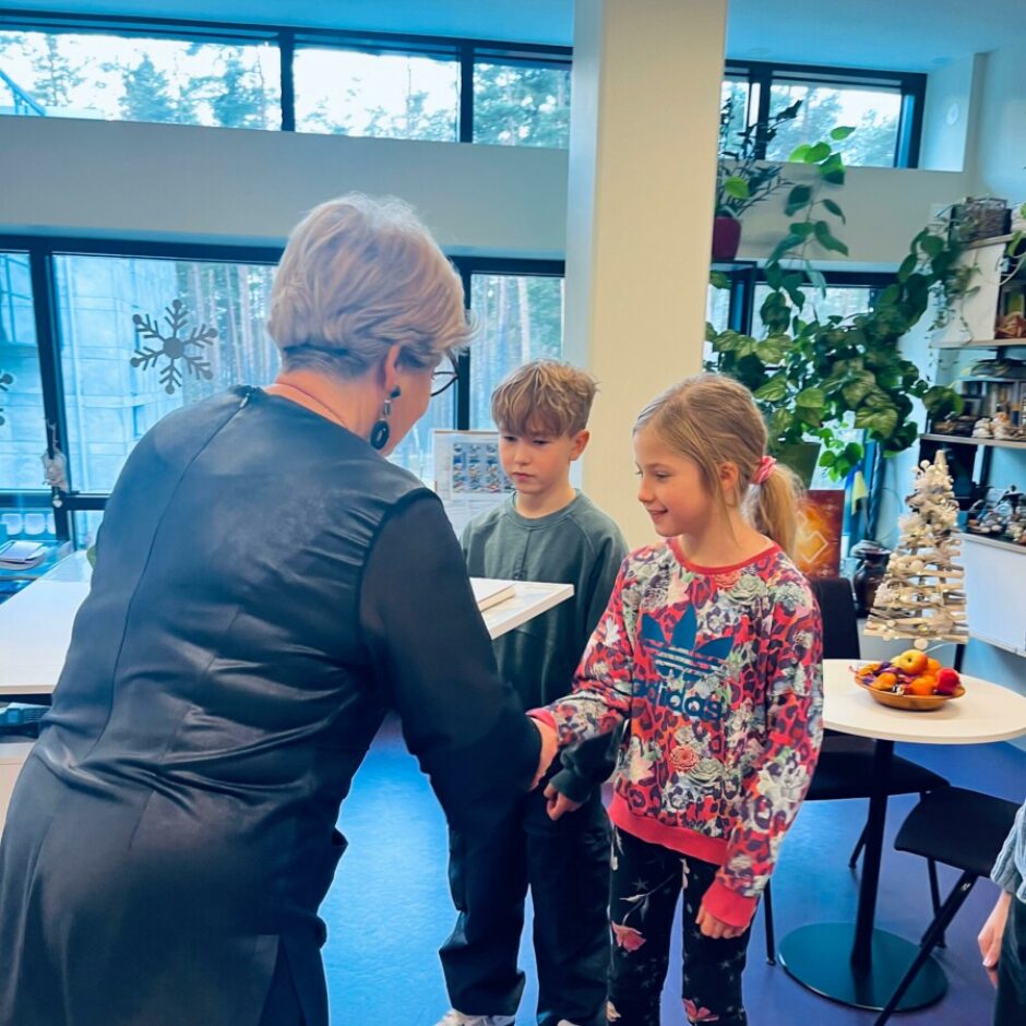 SMU pārstāvji saņem apliecības