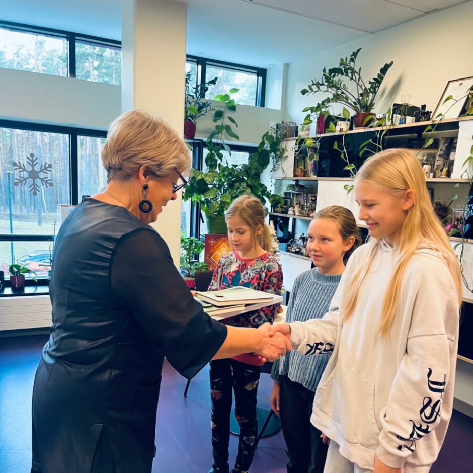 SMU pārstāvji saņem apliecības