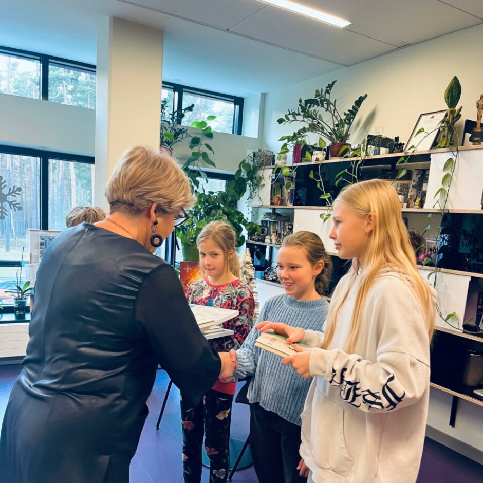 SMU pārstāvji saņem apliecības